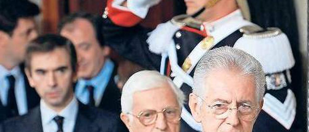 Italiens neuer Ministerpräsident Mario Monti (rechts) stellte am Mittwoch im Palast von Staatschef Giorgio Napolitano sein Kabinett vor. Foto: dpa