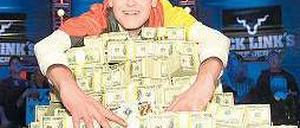 Sitzt auf einem Haufen Geld. Pius Heinz, Poker-Weltmeister aus Deutschland. Foto: rtr