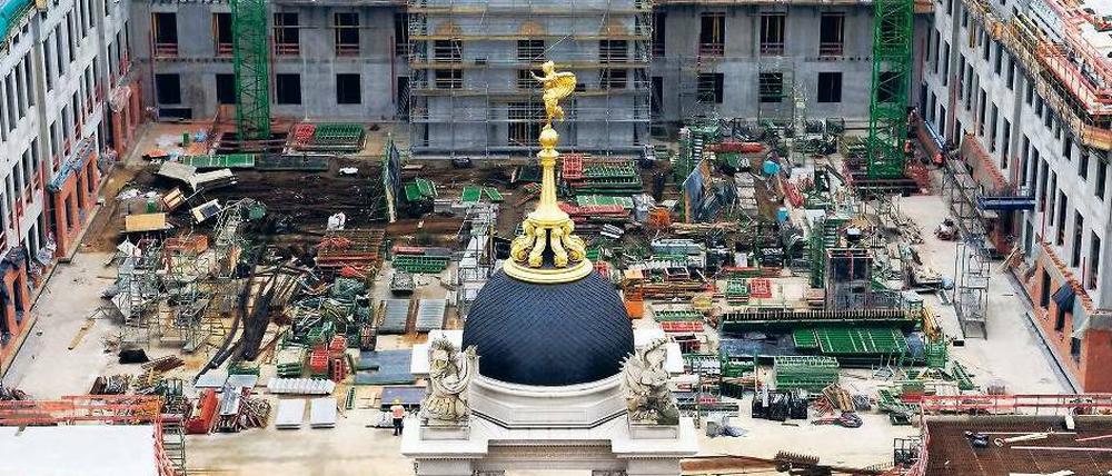 Wiedergeburt eines Stadtschlosses. Auf der Baustelle des Landtagsneubaus im Innenhof des Rohbau türmt sich das Baumaterial. In wenigen Tagen, am 24. November, soll hier Richtfest gefeiert werden, das Kupferdach wird nachgeliefert. Foto: dapd
