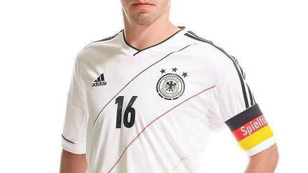 Preußen auf Polyester. Mit diesem Trikot will Philipp Lahm den EM-Titel holen – und der DFB viel Geld verdienen. Foto: dpa
