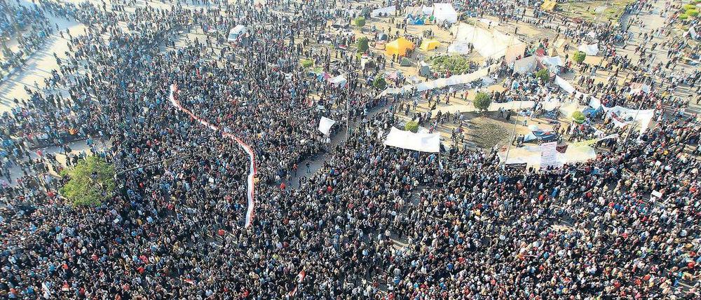 Wieder auf dem Tahrir. Tausende Ägypter versammeln sich auch am Dienstag auf dem Platz in Kairo. Sie fordern ein Ende der Militärhoheit über ihr Land.