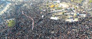 Wieder auf dem Tahrir. Tausende Ägypter versammeln sich auch am Dienstag auf dem Platz in Kairo. Sie fordern ein Ende der Militärhoheit über ihr Land.