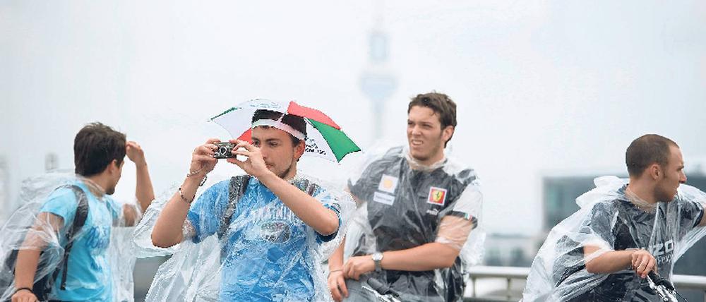 Aufpreis. Touristen wie diese Italiener sollen ab 2013 eine „City Tax“ zahlen. Foto: dapd