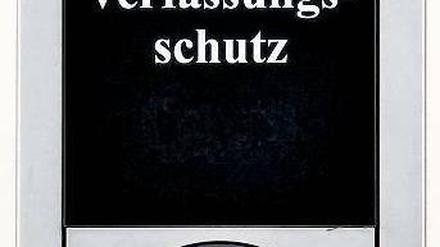 Kamera-Auge, sei wachsam. Fraglich allerdings ist, worauf sich die Blicke des Verfassungsschutzes richten. Zumindest für einige Ämter besteht der Verdacht, dass das rechte Auge nicht genug sah und deshalb zu wenig passierte, um die Neonazi-Mörder zu stoppen. Sie brachten mindestens zehn Menschen um. 