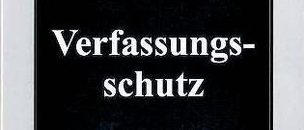 Kamera-Auge, sei wachsam. Fraglich allerdings ist, worauf sich die Blicke des Verfassungsschutzes richten. Zumindest für einige Ämter besteht der Verdacht, dass das rechte Auge nicht genug sah und deshalb zu wenig passierte, um die Neonazi-Mörder zu stoppen. Sie brachten mindestens zehn Menschen um. 