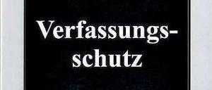 Kamera-Auge, sei wachsam. Fraglich allerdings ist, worauf sich die Blicke des Verfassungsschutzes richten. Zumindest für einige Ämter besteht der Verdacht, dass das rechte Auge nicht genug sah und deshalb zu wenig passierte, um die Neonazi-Mörder zu stoppen. Sie brachten mindestens zehn Menschen um. 