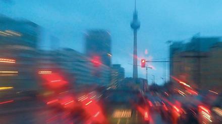 So ist es richtig. Bei roter Ampel muss man bremsen und nicht noch Gas geben. Das weiß jeder Autofahrer, aber viele halten sich nicht daran. Foto: dapd