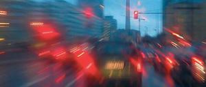 So ist es richtig. Bei roter Ampel muss man bremsen und nicht noch Gas geben. Das weiß jeder Autofahrer, aber viele halten sich nicht daran. Foto: dapd