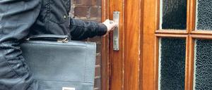 Wenn der Geldeintreiber drei Mal klingelt, muss man trotzdem nicht aufmachen. Nur beim Gerichtsvollzieher ist das anders.