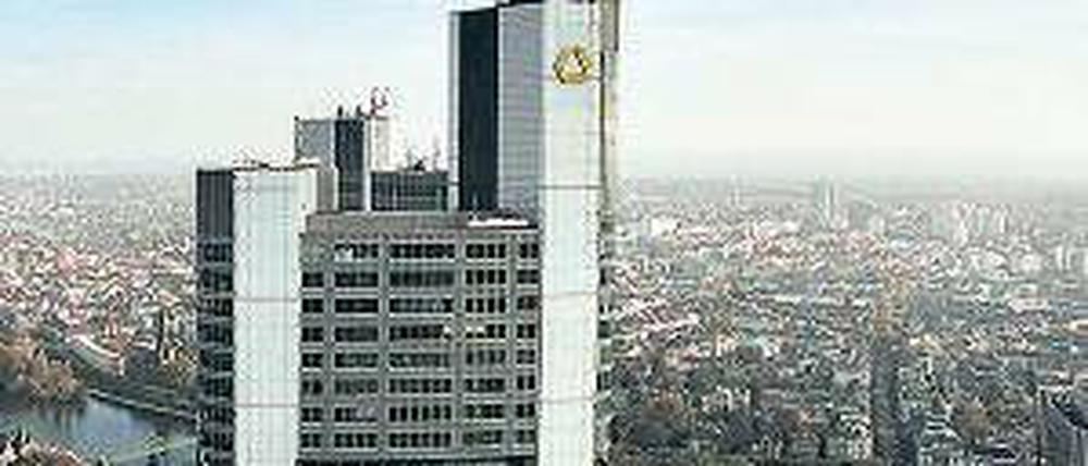 Eine große Baustelle. Die Schuldenkrise hat der Commerzbank einen empfindlichen Quartalsverlust eingebrockt, die Prognose fürs Gesamtjahr gilt nicht mehr. 
