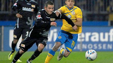 Kampf um den Ball: Mirko Boland von Braunschweig und der Unioner Christopher Quiring.