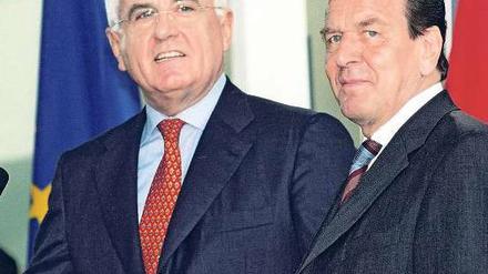 Peter Hartz (li.) hat für die Schröder-Regierung die nach ihm benannte Arbeitsmarktreform entwickelt – allerdings mit viel höheren Zuwendungen. Foto: SWR