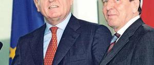 Peter Hartz (li.) hat für die Schröder-Regierung die nach ihm benannte Arbeitsmarktreform entwickelt – allerdings mit viel höheren Zuwendungen. Foto: SWR