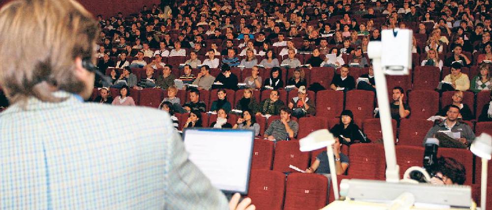 Mit Disziplin und Rhetorik. Nicht nur Universitätsprofessoren stehen in den Hörsälen, sondern auch freiberufliche Experten für Heilpädagogik, Touristik-Englisch oder Lohnrechnung. Foto:ddp