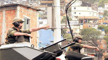 Den Hügel erobert. Marinesoldaten rückten am Sonntag mit Panzern in die Favela Rocinha ein, der größten des Landes, um dort die Macht der Banden zu brechen.