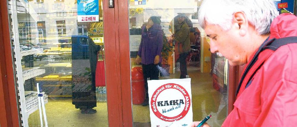 Für fairen Handel. "Kein Alkohol für Kinder" - die Bezirke und Landesdrogenbeauftragte wenden sich unter diesem Motte seit einigen Jahren an Geschäftstreibende. CDU und SPD setzen sich jetzt dafür ein, auch Wein und Bier nur noch an Volljährige abzugeben.