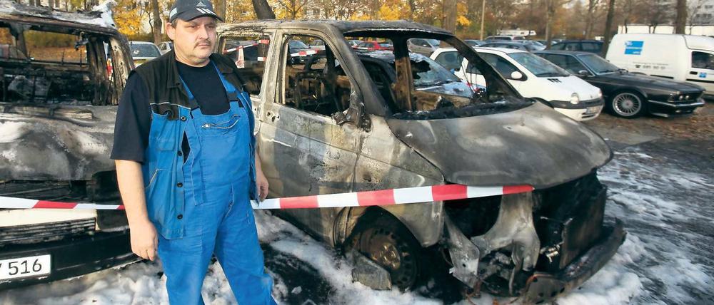 In Trümmern. Hausmeister Andreas Thiele beklagt den Verlust seiner Autos, die er für seine Arbeit dringend braucht. Foto: dapd