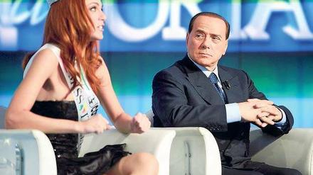 Schluss mit Show. Silvio Berlusconi sitzt bei einer TV-Show neben der Miss Italia des Jahres 2008, Miriam Leone.