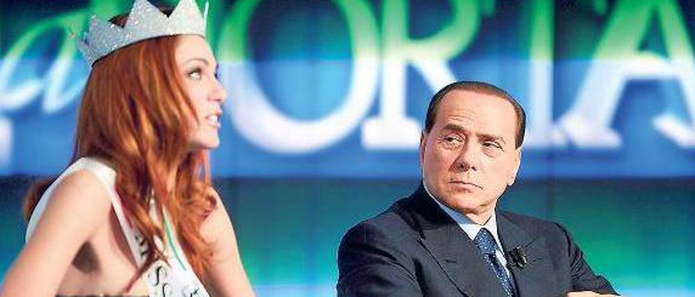 Schluss mit Show. Silvio Berlusconi sitzt bei einer TV-Show neben der Miss Italia des Jahres 2008, Miriam Leone. 