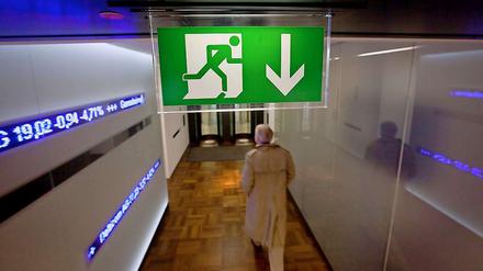 An der Frankfurter Börse geht es abwärts. Da bleibt für viele nur noch der Notausgang als Ausweg. 