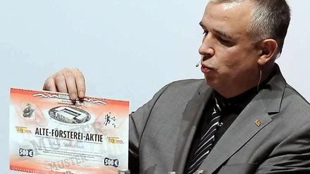 Präsident Dirk Zingler und das 500 Euro teure Stück Papier.