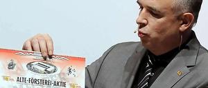 Präsident Dirk Zingler und das 500 Euro teure Stück Papier.