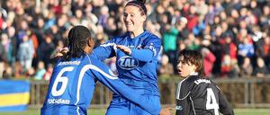 Potsdams Genoveva Anonma (l.) und Anja Mittag bejubeln den Treffer zum 2:0.