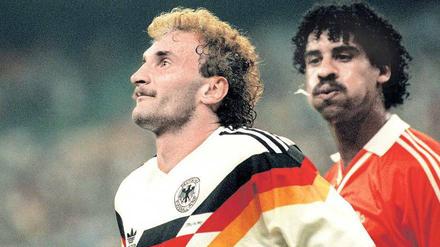 Wut und Wasser. Frank Rijkaard, hier 1990 hinterrücks gegen Rudi Völler, schürzt inzwischen die Lippen.