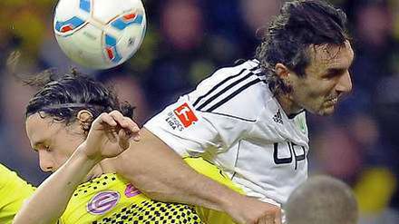 Hier passiert's. Wolfsburgs Sotirios Kyrgiakos (r.) rammt Neven Subotic den Ellbogen an den Kopf - und bricht dem Dortmunder dabei das Mittelgesicht.