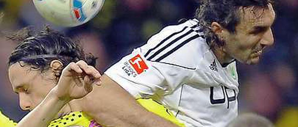 Hier passiert's. Wolfsburgs Sotirios Kyrgiakos (r.) rammt Neven Subotic den Ellbogen an den Kopf - und bricht dem Dortmunder dabei das Mittelgesicht.