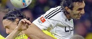 Hier passiert's. Wolfsburgs Sotirios Kyrgiakos (r.) rammt Neven Subotic den Ellbogen an den Kopf - und bricht dem Dortmunder dabei das Mittelgesicht.
