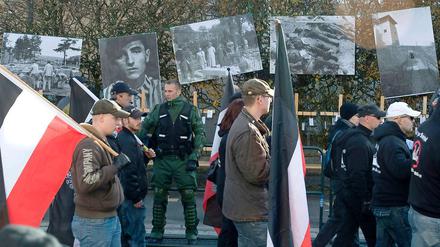 Alltag in Deutschland. Rechtsextreme ziehen am Sonntag (13.11.11.) durchs oberfränkische Wunsiedel.
