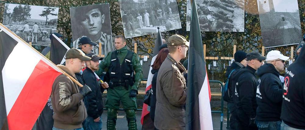 Alltag in Deutschland. Rechtsextreme ziehen am Sonntag (13.11.11.) durchs oberfränkische Wunsiedel.