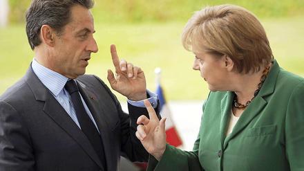 Da besteht Diskussionsbedarf. Sarkozy und Merkel (l.) müssen reden - über Griechenland.