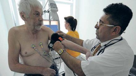 Besser informiert. Mit der Herzstromkurve (EKG), bei deren Messung Elektroden auf der Brustwand platziert werden, kann man sich einen Überblick über den Gesundheitszustand des Herzens verschaffen. Hier untersucht der Arzt Amin Ballouz in seiner Praxis in Schwedt einen Patienten mit dem EKG und einem Blutdruck-Messgerät. Foto: dapd