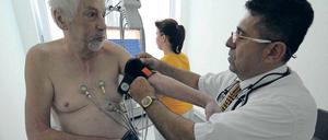Besser informiert. Mit der Herzstromkurve (EKG), bei deren Messung Elektroden auf der Brustwand platziert werden, kann man sich einen Überblick über den Gesundheitszustand des Herzens verschaffen. Hier untersucht der Arzt Amin Ballouz in seiner Praxis in Schwedt einen Patienten mit dem EKG und einem Blutdruck-Messgerät. Foto: dapd