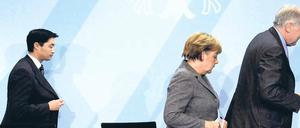 Ihr Auftritt. Bundeskanzlerin Angela Merkel (CDU), der bayerische Ministerpräsident Horst Seehofer (CSU) und der Wirtschaftsminister und FDP-Vorsitzende Philipp Rösler nach der Verkündung der Beschlüsse im Kanzleramt. 