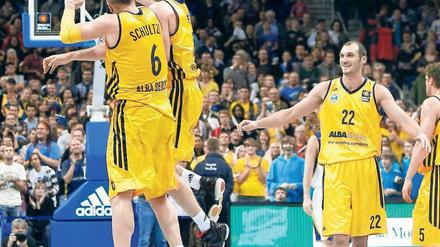 Der Teenager als Held. Sven Schultze (l.) und Marko Simonovic lassen Joey Ney (Mitte) hochleben. 