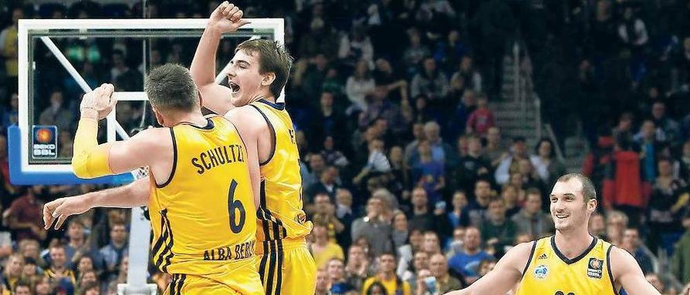 Der Teenager als Held. Sven Schultze (l.) und Marko Simonovic lassen Joey Ney (Mitte) hochleben. 