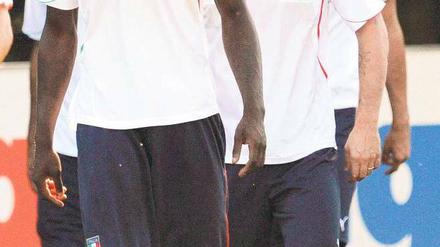 Jung, genial, multikulti. Balotelli (l.) und Cassano stehen fürs neue Italien. Foto: dpa