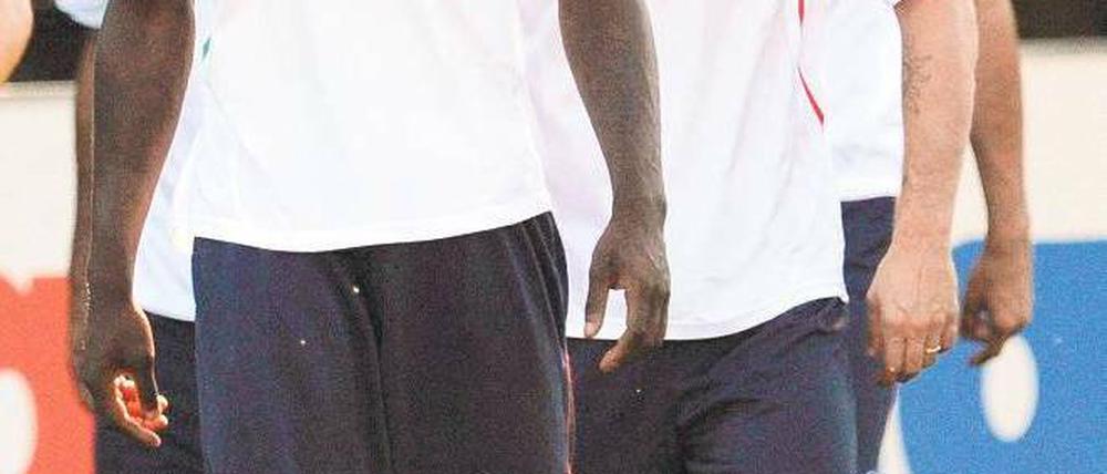 Jung, genial, multikulti. Balotelli (l.) und Cassano stehen fürs neue Italien. Foto: dpa