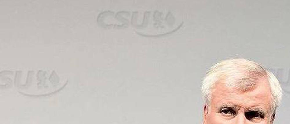 Im Zugzwang. Die CSU kann sich offenbar nicht auf einen Nachfolger von Georg Fahrenschon einigen. Das beschädigt am meisten den bayerischen Ministerpräsidenten Horst Seehofer. Er braucht rasch einen starken Finanzminister. Foto: Peter Kneffel/dpa