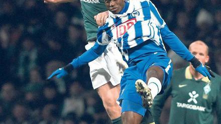 Ab jetzt Kollegen. Peter Niemeyer (oben) mit Herthas Adrian Ramos. Foto: contrastphoto