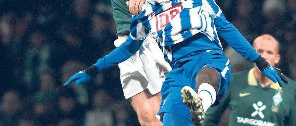 Ab jetzt Kollegen. Peter Niemeyer (oben) mit Herthas Adrian Ramos. Foto: contrastphoto