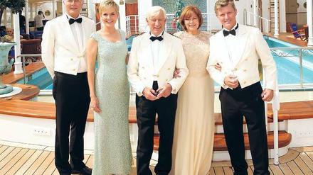 Sie haben gut lachen. Das „Traumschiff“-Team ist wieder im Dienst auf hoher See: Harald Schmidt (Kreuzfahrtdirektor Schifferle), Inka Bause (Fitnesstrainerin Inka), Siegfried Rauch (Kapitän Paulsen), Heide Keller (Chefstewardess Beatrice) und Nick Wilder als Schiffsarzt Dr. Sander (von links). Am 6. November ist großes Jubiläum – das „Traumschiff“ fährt seit 30 Jahren durchs ZDF-Programm. Zuvor gibt es an jedem Samstag Wiederholungen.