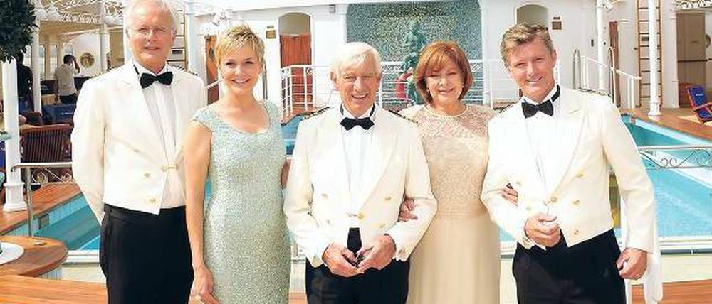 Sie haben gut lachen. Das „Traumschiff“-Team ist wieder im Dienst auf hoher See: Harald Schmidt (Kreuzfahrtdirektor Schifferle), Inka Bause (Fitnesstrainerin Inka), Siegfried Rauch (Kapitän Paulsen), Heide Keller (Chefstewardess Beatrice) und Nick Wilder als Schiffsarzt Dr. Sander (von links). Am 6. November ist großes Jubiläum – das „Traumschiff“ fährt seit 30 Jahren durchs ZDF-Programm. Zuvor gibt es an jedem Samstag Wiederholungen.