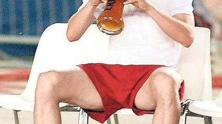 Flüssige Frustbewältigung. Ersatzspieler Mario Basler trinkt sich 2003 Kaiserslauterns Niederlage im Pokalfinale gegen Bayern München schön.