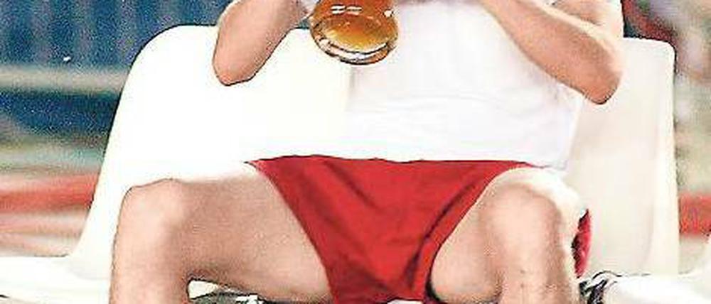 Flüssige Frustbewältigung. Ersatzspieler Mario Basler trinkt sich 2003 Kaiserslauterns Niederlage im Pokalfinale gegen Bayern München schön.