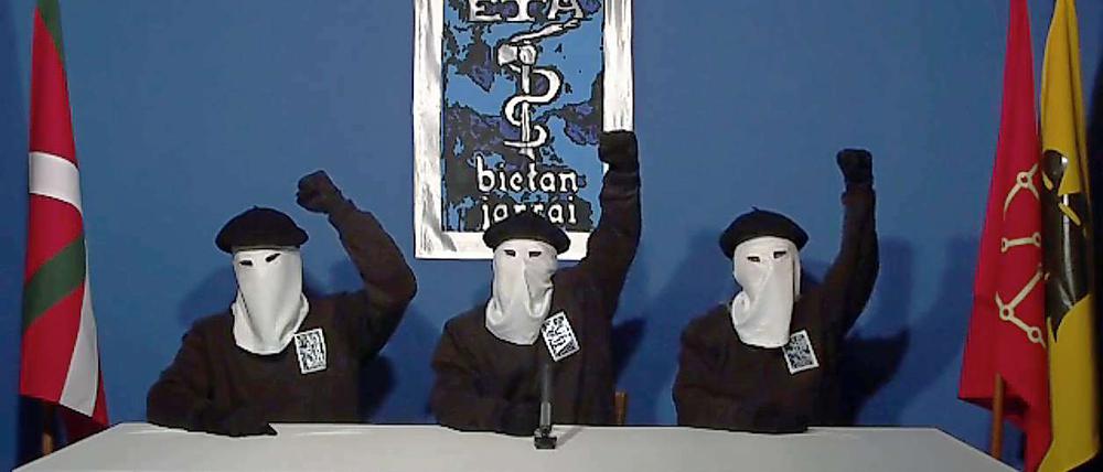 Maskierte der baskischen Untergrundorganisation ETA erklären in einer Videobotschaft das Ende des bewaffneten Kampfes.