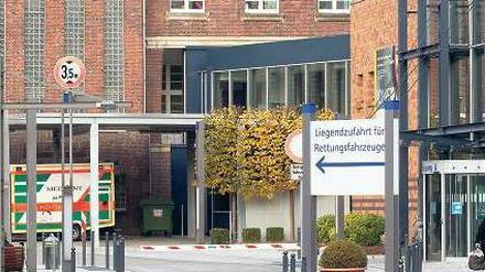 Größtes Krankenhaus der Stadt. Das Klinikum Bremen-Mitte informierte am Mittwoch über die Vorgänge in der Neugeborenen-Station. Sie wurde geschlossen. Foto: Jörg Sarbach/dapd